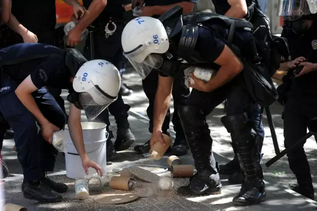 Taksim Protestocuları Kızılay'da Polisle Çatıştı Taksim Protestocuları Kızılay'da Polisle Çatıştı