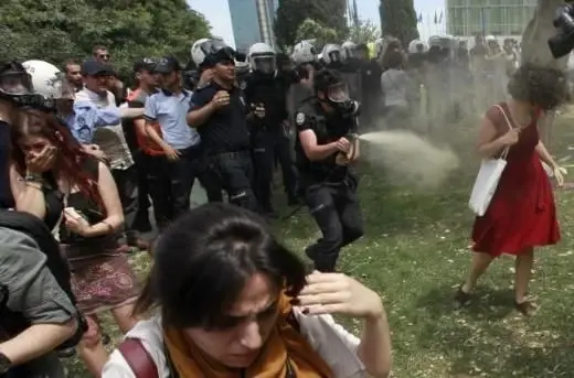 kirmizili kadin direnisin sembolu oldu