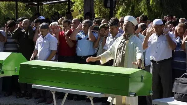 Ova Belediye Baskaninin Kardesleri Topraga Verildi Antalya