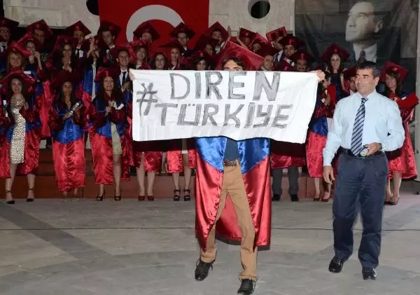 Tıp Fakültesi Mezuniyet Töreninde 'Diren Türkiye' Pankartı Açtı Tıp Fakültesi Mezuniyet Töreninde 'Diren Türkiye' Pankartı Açtı