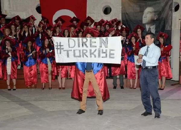 Tıp Fakültesi Mezuniyet Töreninde 'Diren Türkiye' Pankartı Açtı Tıp Fakültesi Mezuniyet Töreninde 'Diren Türkiye' Pankartı Açtı