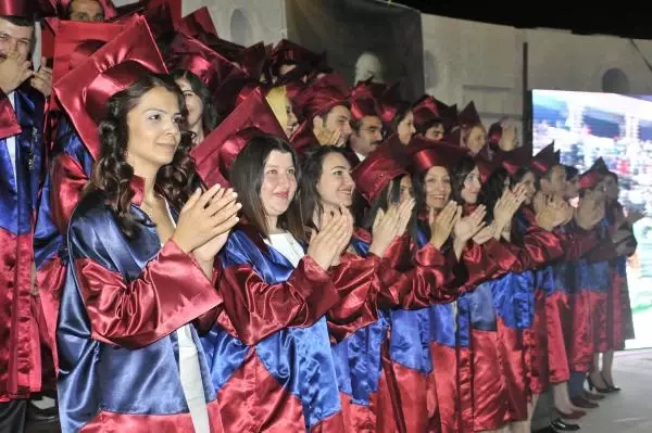 Tıp Fakültesi Mezuniyet Töreninde 'Diren Türkiye' Pankartı Açtı Tıp Fakültesi Mezuniyet Töreninde 'Diren Türkiye' Pankartı Açtı