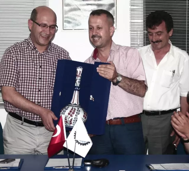 Tso'da Eski Yönetime Teşekkür Plaketi