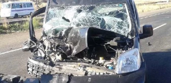 Kamyona Çarpan Araçtaki 4 Kişi Yaralandı