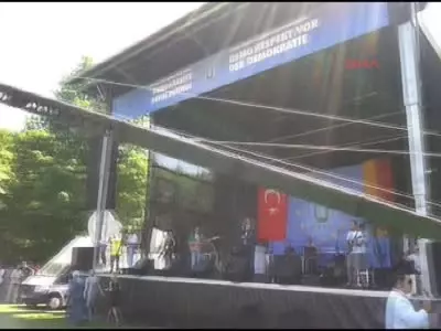 Düsseldorf'da 'Demokrasiye Saygı Mitingi
