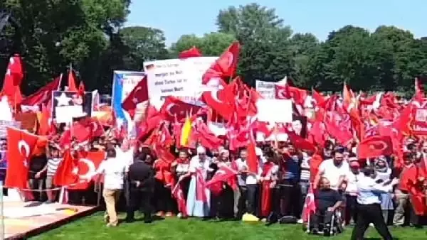 Düsseldorf'da 'Demokrasiye Saygı Mitingi