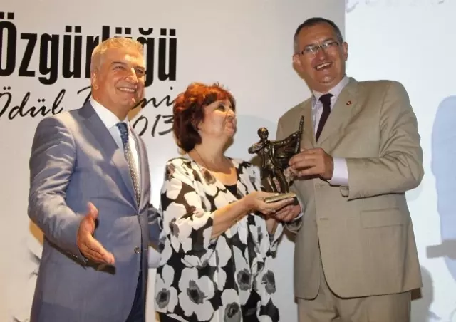 2013 Basın Özgürlüğü Ödülü Ayşenur Arslan'ın Oldu 2013 Basın Özgürlüğü Ödülü Ayşenur Arslan'ın Oldu