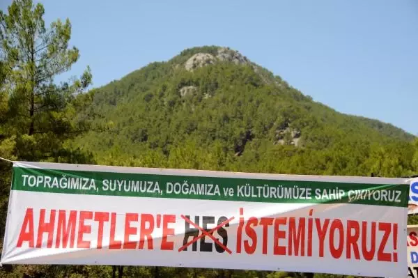 Kanyonda Pankartlı Hes İsyanı Kanyonda Pankartlı Hes İsyanı