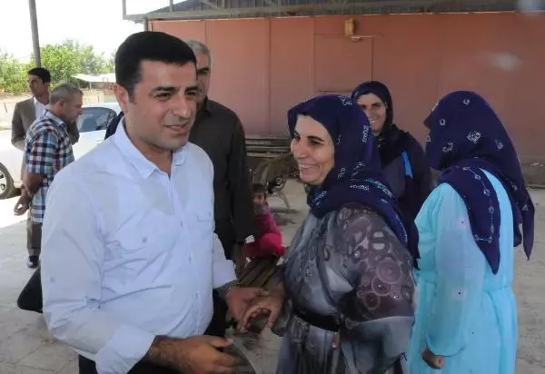 BDP'li Demirtaş'tan Hükümete Çağrı BDP'li Demirtaş'tan Hükümete Çağrı