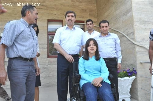 Emir Buyuk Yerden Kayyim Engelli Yurttasa Belediyenin Verdigi Tekerlekli Sandalyeyi Geri Aldi Diken