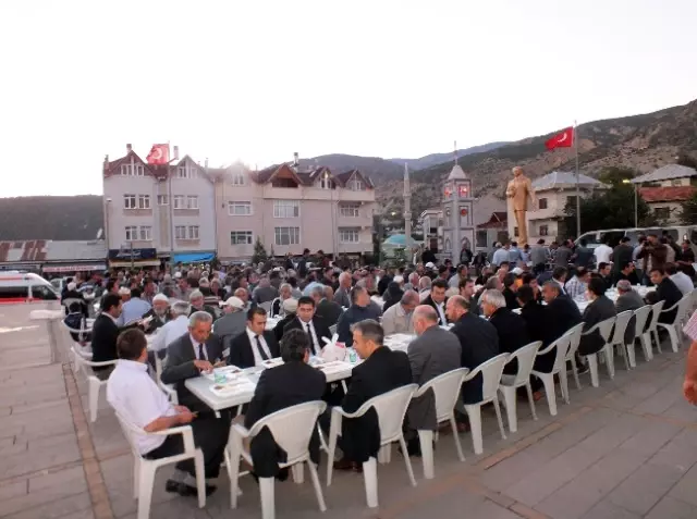 Koyulhisar İlçe Halkı İftarda Bir Araya Geldi