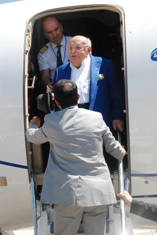 Dokuzuncu Cumhurbaşkanı Demirel, Sağlık Sorunları Nedeniyle Kimsenin Elini Sıkmadı Dokuzuncu Cumhurbaşkanı Demirel, Sağlık Sorunları Nedeniyle Kimsenin Elini Sıkmadı