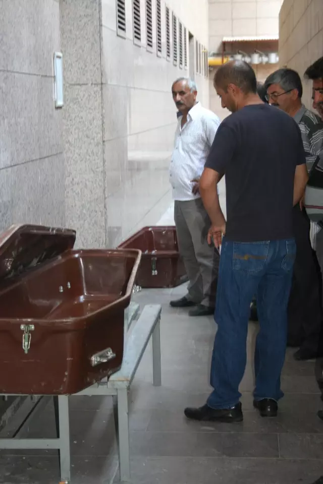 'Aşk Gemisi'nde Zehirlenenlerin Cenazeleri Defnediliyor 'Aşk Gemisi'nde Zehirlenenlerin Cenazeleri Defnediliyor