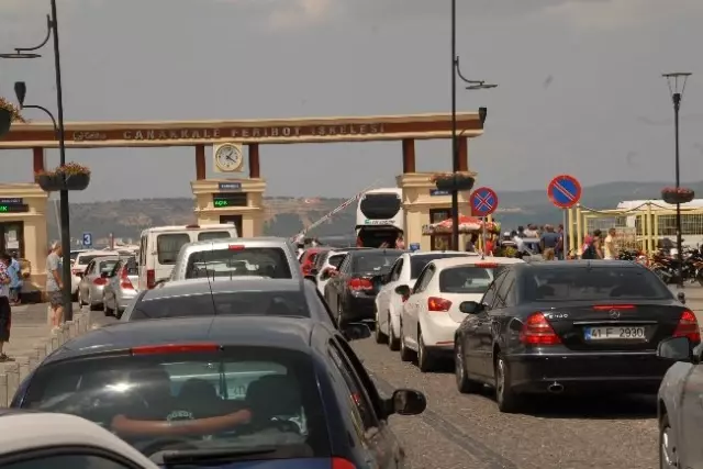 Çanakkale'de Feribot Kuyruğu Çanakkale'de Feribot Kuyruğu