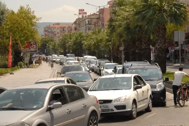 Çanakkale'de Feribot Kuyruğu Çanakkale'de Feribot Kuyruğu