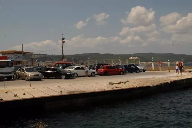 Çanakkale'de Feribot Kuyruğu Çanakkale'de Feribot Kuyruğu