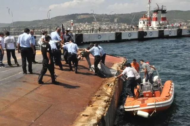 Çanakkale'de İskelede Bir Kişinin Cesedi Bulundu Çanakkale'de İskelede Bir Kişinin Cesedi Bulundu