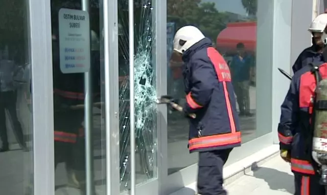 İtfaiyeyi, Bankadaki Yangından Çok Kapıyı Kırmak Uğraştırdı İtfaiyeyi, Bankadaki Yangından Çok Kapıyı Kırmak Uğraştırdı