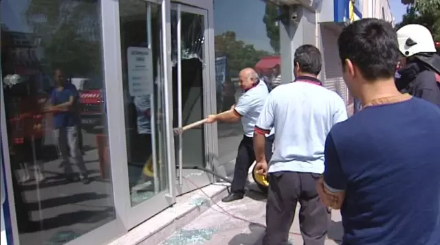 İtfaiyeyi, Bankadaki Yangından Çok Kapıyı Kırmak Uğraştırdı İtfaiyeyi, Bankadaki Yangından Çok Kapıyı Kırmak Uğraştırdı