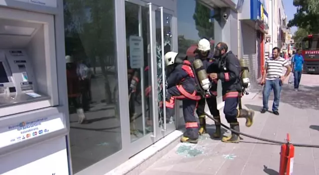 İtfaiyeyi, Bankadaki Yangından Çok Kapıyı Kırmak Uğraştırdı İtfaiyeyi, Bankadaki Yangından Çok Kapıyı Kırmak Uğraştırdı