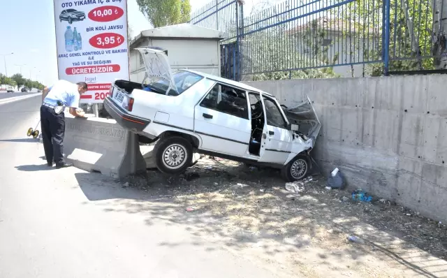 Sıkıştırılan Otomobil Duvara Çarptı: 1 Yaralı Sıkıştırılan Otomobil Duvara Çarptı: 1 Yaralı