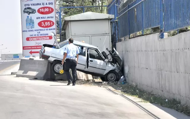 Sıkıştırılan Otomobil Duvara Çarptı: 1 Yaralı Sıkıştırılan Otomobil Duvara Çarptı: 1 Yaralı