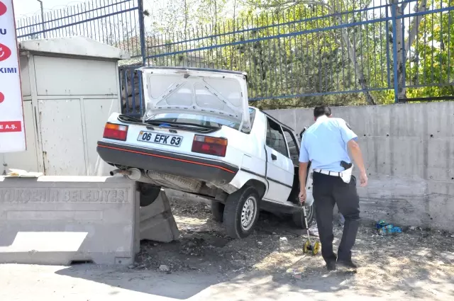 Sıkıştırılan Otomobil Duvara Çarptı: 1 Yaralı Sıkıştırılan Otomobil Duvara Çarptı: 1 Yaralı