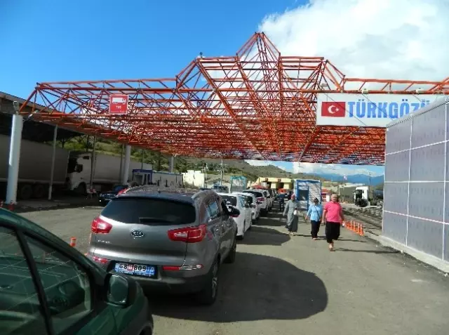 Türkgözü Sınır Kapısında Tır Kuyruğu Oluştu Türkgözü Sınır Kapısında Tır Kuyruğu Oluştu