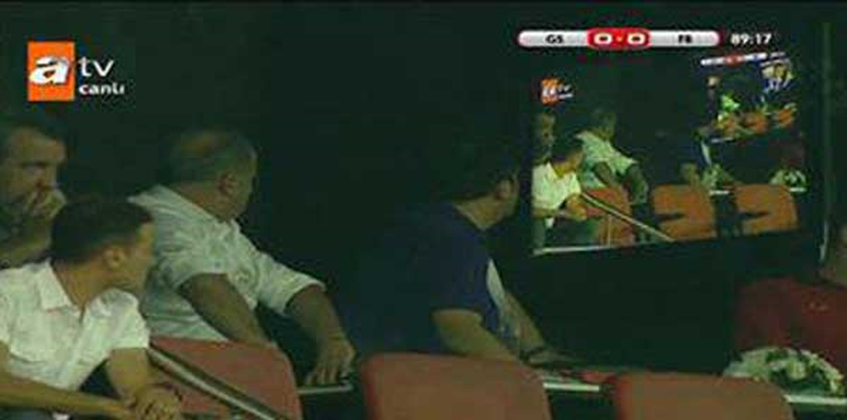 super-kupa-da-terim-in-olay-yaratan-goruntusu-4930486_9255_amp.jpg