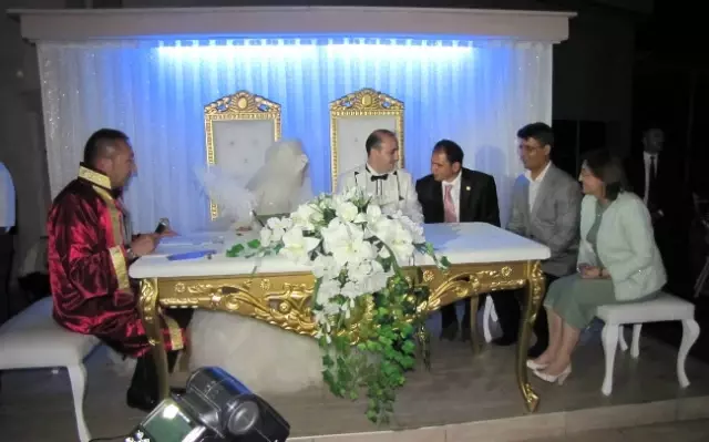 Bakan Şahin Uşak'ta Nikah Şahidi Oldu