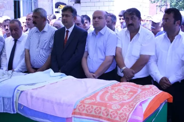 Kazada Ölen Yakınına Giderken Kendisi Trafik Kazası Geçirdi Kazada Ölen Yakınına Giderken Kendisi Trafik Kazası Geçirdi