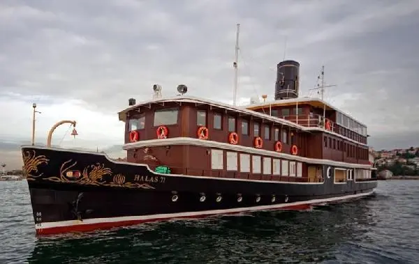99 Yaşındaki Gemi Turizme Hizmet Ediyor 99 Yaşındaki Gemi Turizme Hizmet Ediyor