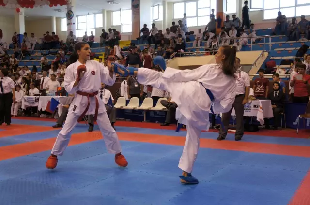 Uluslararası Palandöken Karate Turnuvası Başladı Uluslararası Palandöken Karate Turnuvası Başladı