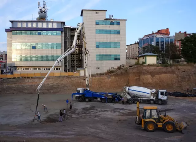 Havuzbaşı Kent Meydanı İnşaatı Yeniden Başladı Havuzbaşı Kent Meydanı İnşaatı Yeniden Başladı