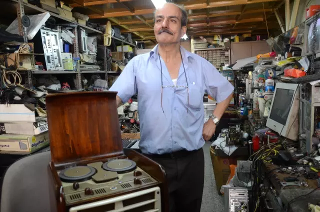 Antika Telli Teyp, Dinleyenleri Hayran Bırakıyor Antika Telli Teyp, Dinleyenleri Hayran Bırakıyor