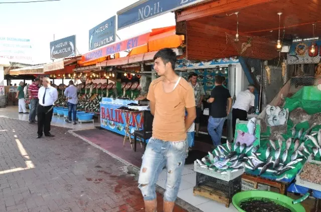 Karadeniz'deki Kötü Hava Balık Tezgahlarını Boş Bıraktı Karadeniz'deki Kötü Hava Balık Tezgahlarını Boş Bıraktı