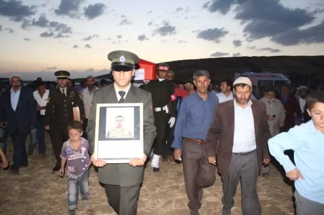 Sınırda Şehit Olan Asker Topağa Verildi