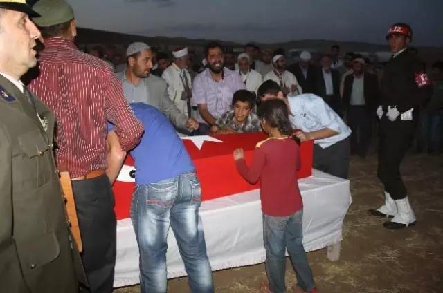 Sınırda Şehit Olan Asker Topağa Verildi