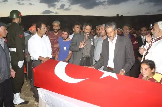 Sınırda Şehit Olan Asker Topağa Verildi
