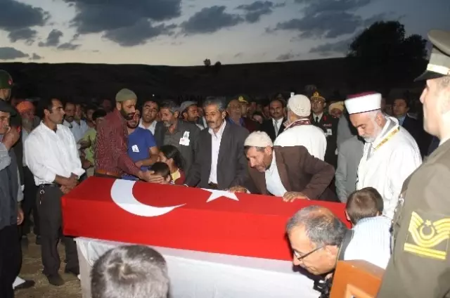 Sınırda Şehit Olan Asker Topağa Verildi