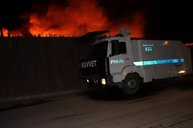 Erzincan Keresteciler Sitesi'ndeki Yangın Kontrol Altına Alındı Erzincan Keresteciler Sitesi'ndeki Yangın Kontrol Altına Alındı