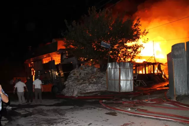 Erzincan Keresteciler Sitesi'ndeki Yangın Kontrol Altına Alındı Erzincan Keresteciler Sitesi'ndeki Yangın Kontrol Altına Alındı