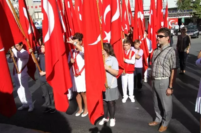 Akhisar'ın 91. Kurtuluş Zaferi Coşkuyla Kutlandı Akhisar'ın 91. Kurtuluş Zaferi Coşkuyla Kutlandı