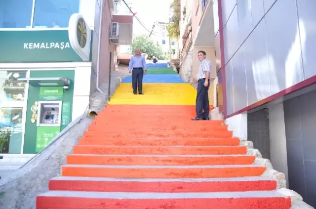 Kemalpaşa'da Merdivenler Renkleniyor