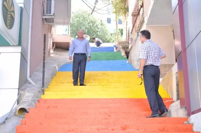 Kemalpaşa'da Merdivenler Renkleniyor