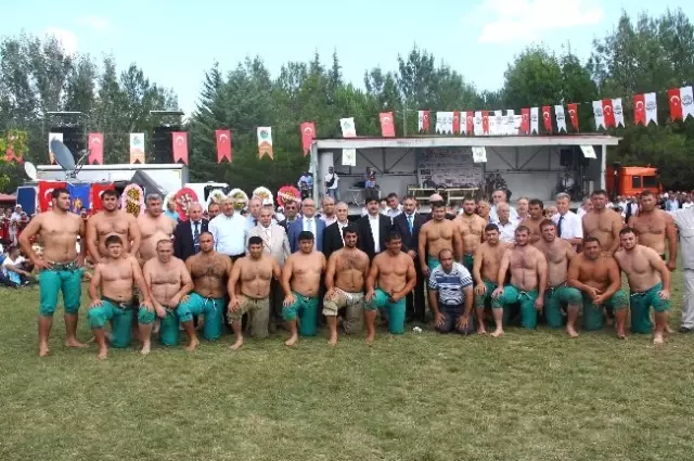 Kavak Karakucak Güreşlerinde Fatih Kambur Başpehlivan Oldu Kavak Karakucak Güreşlerinde Fatih Kambur Başpehlivan Oldu