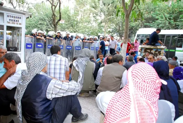 Siirt'te BDP'liler Yaklaşık 2 Saat Oturma Eylemi Yaptı Siirt'te BDP'liler Yaklaşık 2 Saat Oturma Eylemi Yaptı