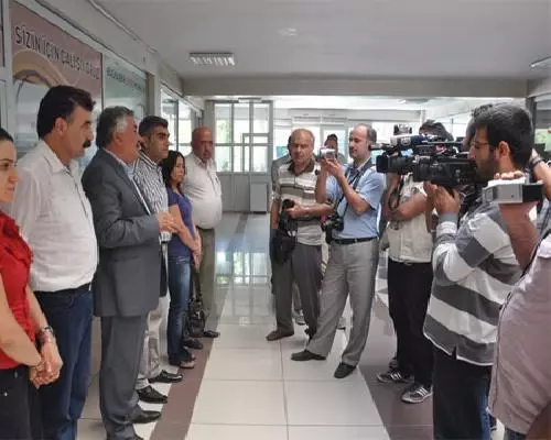 Siirt'te Rojava İçin Toplanan Yardımlara El Konulmasına Tepki Gösterildi Siirt'te Rojava İçin Toplanan Yardımlara El Konulmasına Tepki Gösterildi