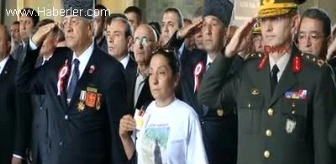 Gaziler Gününde Balyoz Tutuklusu Eşinden Tişörtlü, Madalyalı Sessiz Protesto