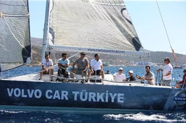 Ünlüler Kıyasıya Yarıştı Ünlüler Kıyasıya Yarıştı